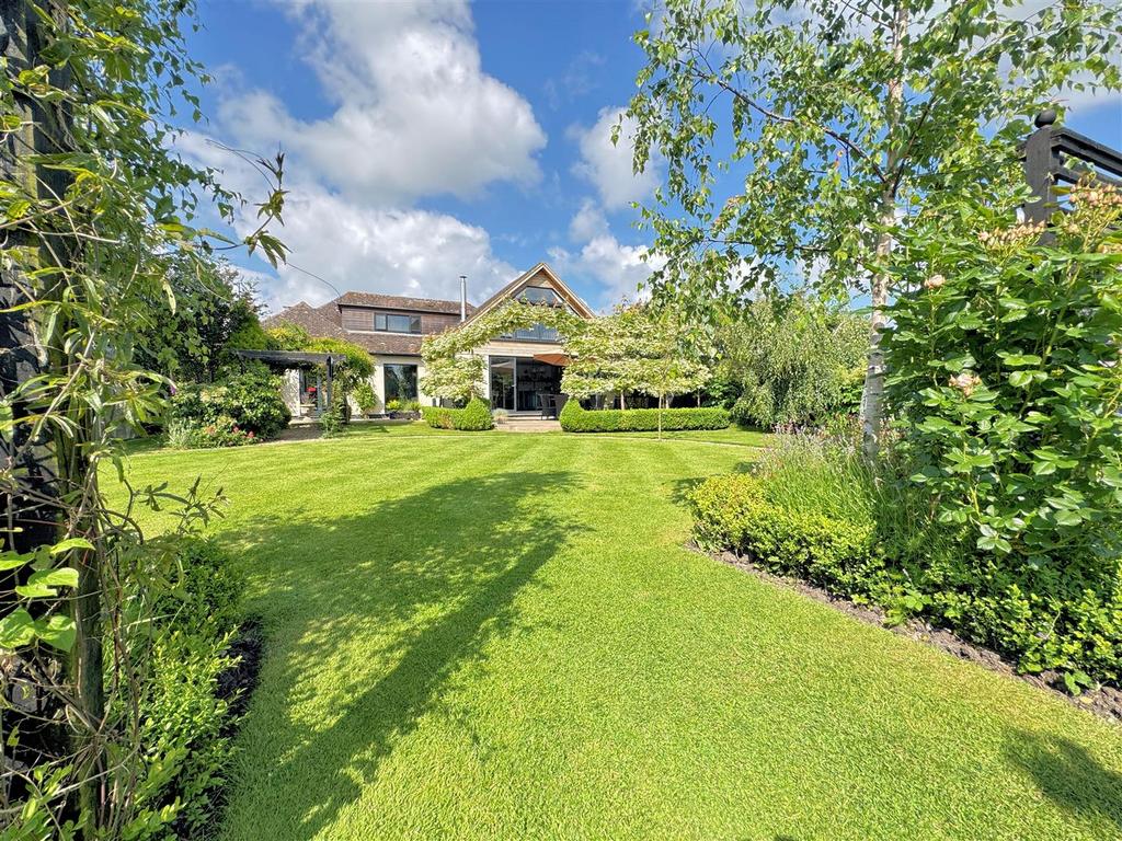 Worlds End Lane, Weston Turville HP22 4 bed detached house for sale £