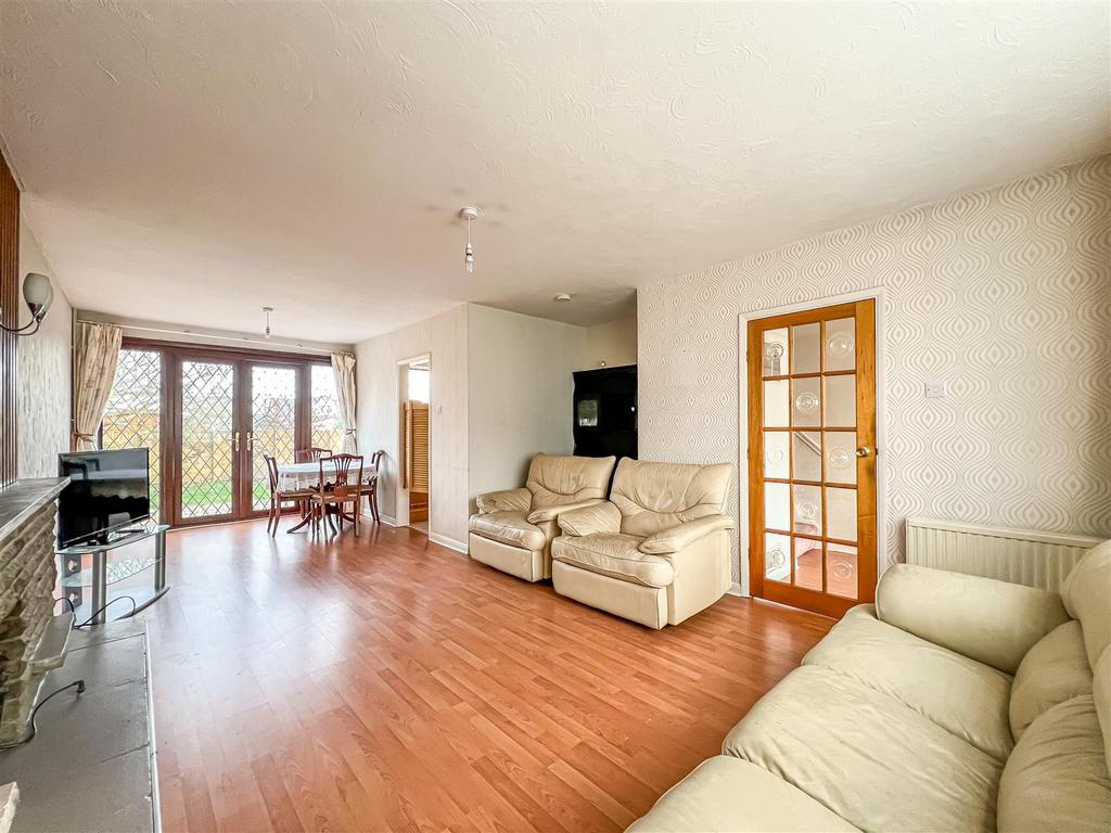 Windsor Way, Rayleigh SS6 3 bed link detached house for sale £400,000