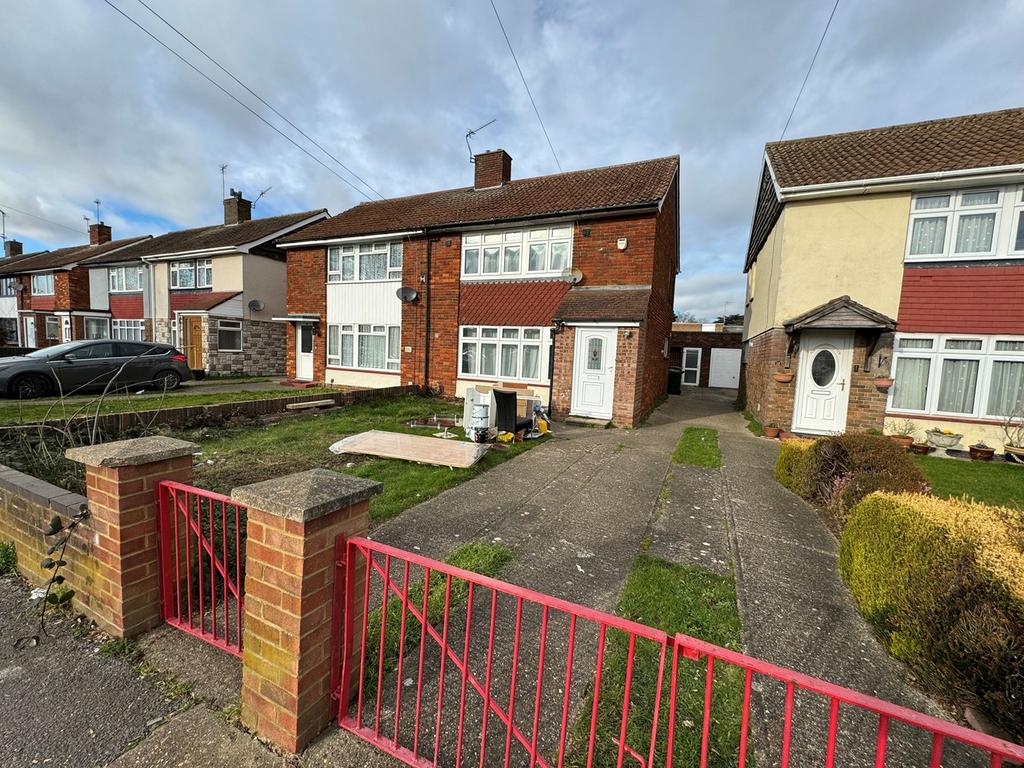St Marys Crescent, Stanwell, StainesuponThames, TW19 5 bed semi
