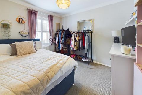 12 Armscroft Road, Gloucester, GL2 0SQ