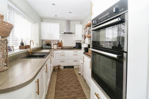 3 bedroom end of terrace house for sale - Bawtry Road, Bramley, Rotherham