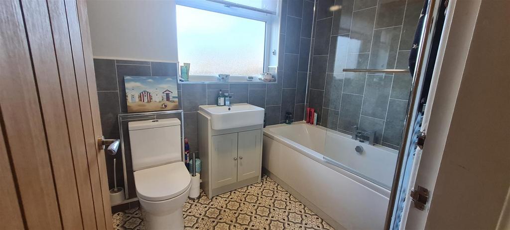 Bathroom 3.jpg