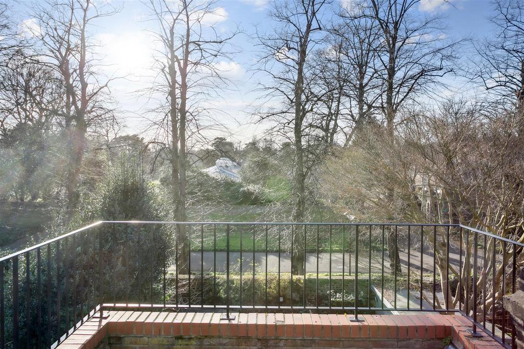 Paxton Road, London, W4 3 bed terraced house £1,150,000