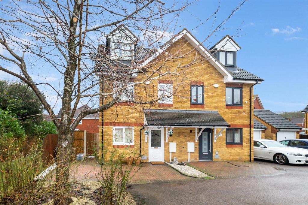 Hilbre Court, Tattenhoe, Milton Keynes 3 bed semidetached house for