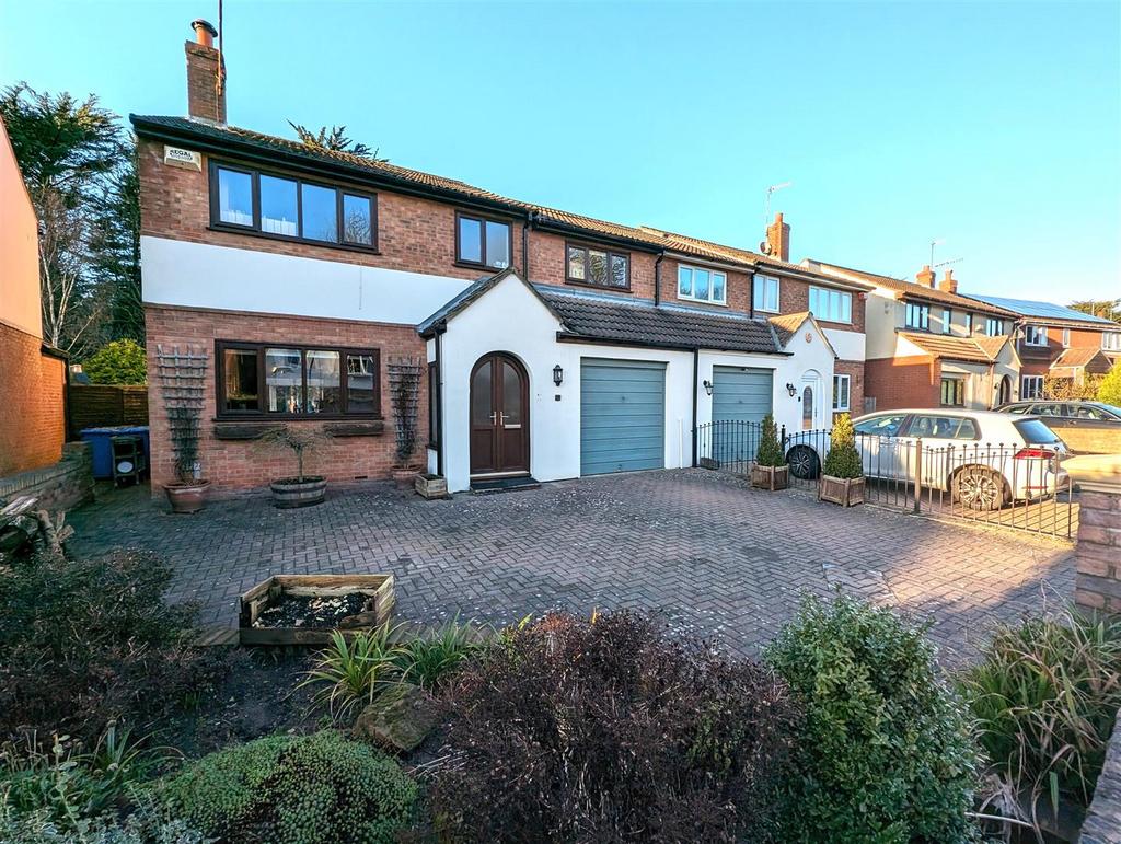 Pinewood Drive, Scarborough 4 bed semidetached house for sale £365,000
