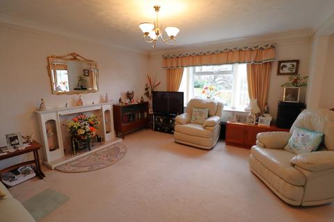 2 bedroom detached bungalow for sale - Hillborough Close, Little Common, Bexhill On Sea, TN39