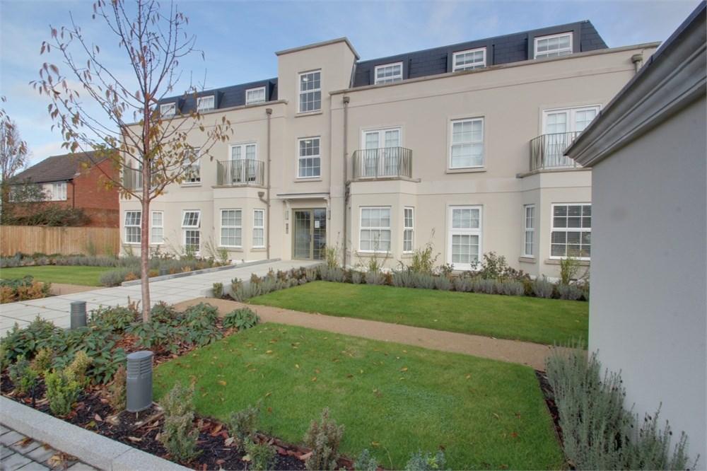 Slough Road, Datchet SL3 2 bed apartment to rent £1,500 pcm (£346 pw)