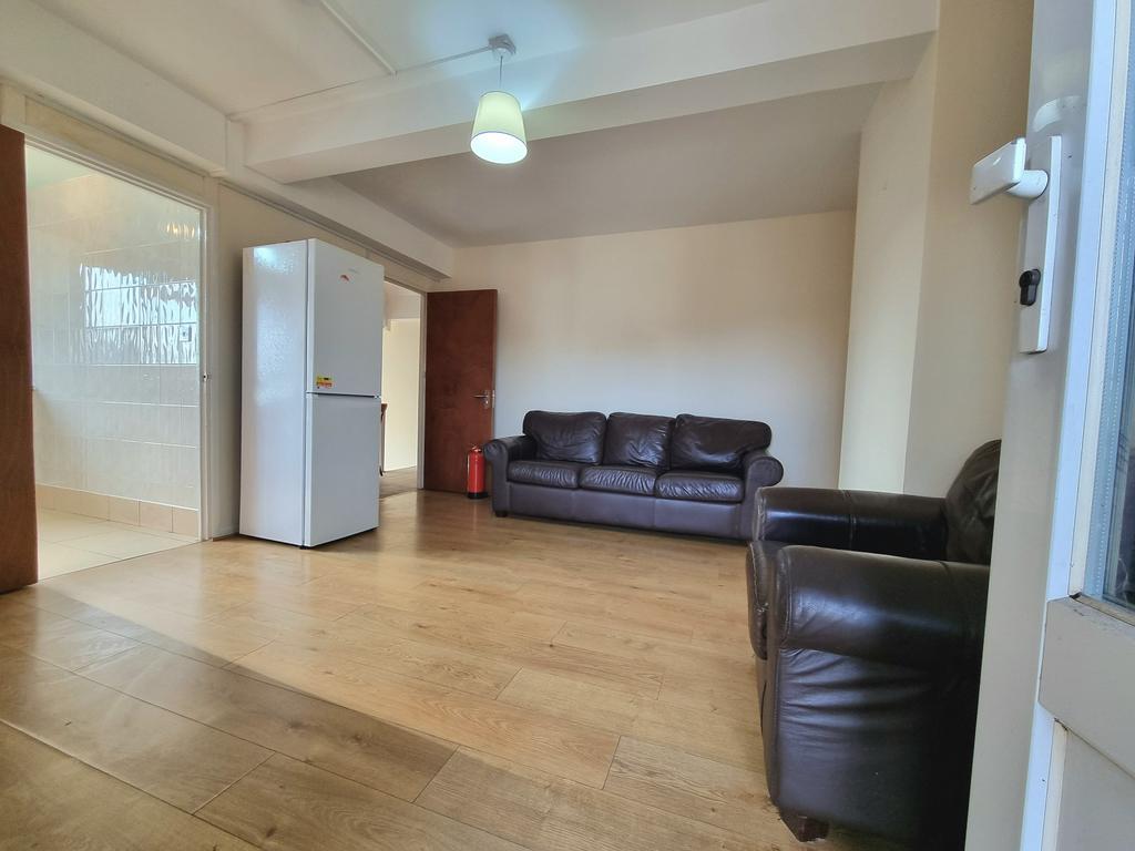 Double Room to Rent in a Shared Flat in Morden