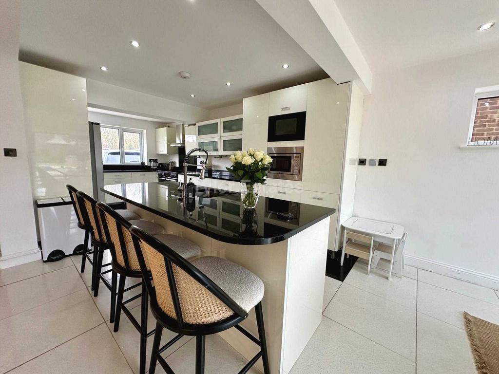 Church Road, Basildon SS15 4 bed detached house for sale £700,000