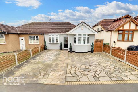 22 Court Avenue, Romford, RM3 0XS