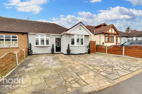 22 Court Avenue, Romford, RM3 0XS