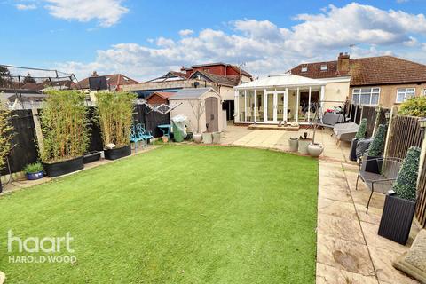 22 Court Avenue, Romford, RM3 0XS