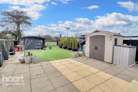 22 Court Avenue, Romford, RM3 0XS