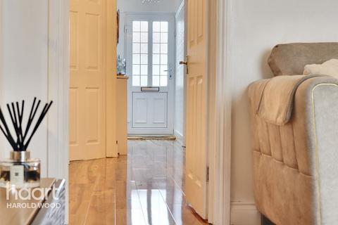 22 Court Avenue, Romford, RM3 0XS