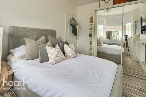 22 Court Avenue, Romford, RM3 0XS
