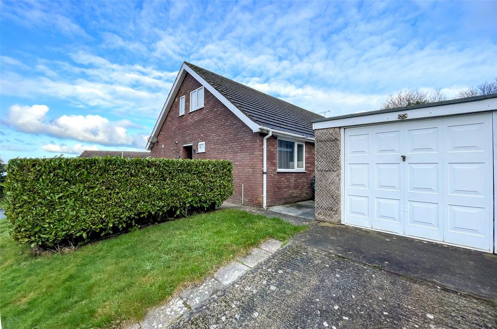 Cae America, Llanfairfechan, Conwy, LL33 3 bed bungalow for sale £265,000