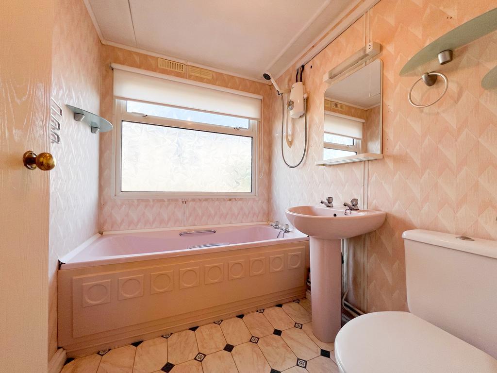 47 Bovingdon Park   bathroom