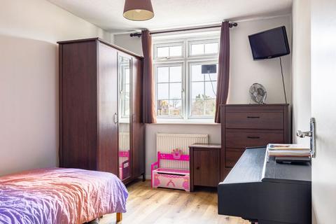 90 Colne Road, Twickenham, TW2 6QE