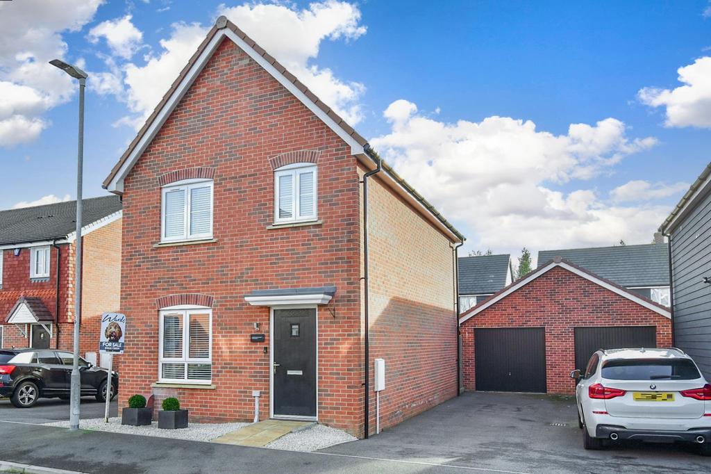 Wenham Drive, Maidstone, Kent 3 bed detached house for sale £390,000