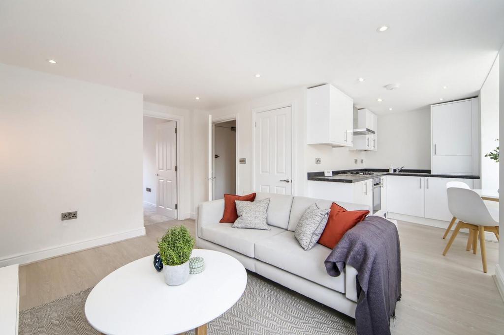 Graham Road, Wimbledon, London, SW19 1 bed flat £1,750 pcm (£404 pw)