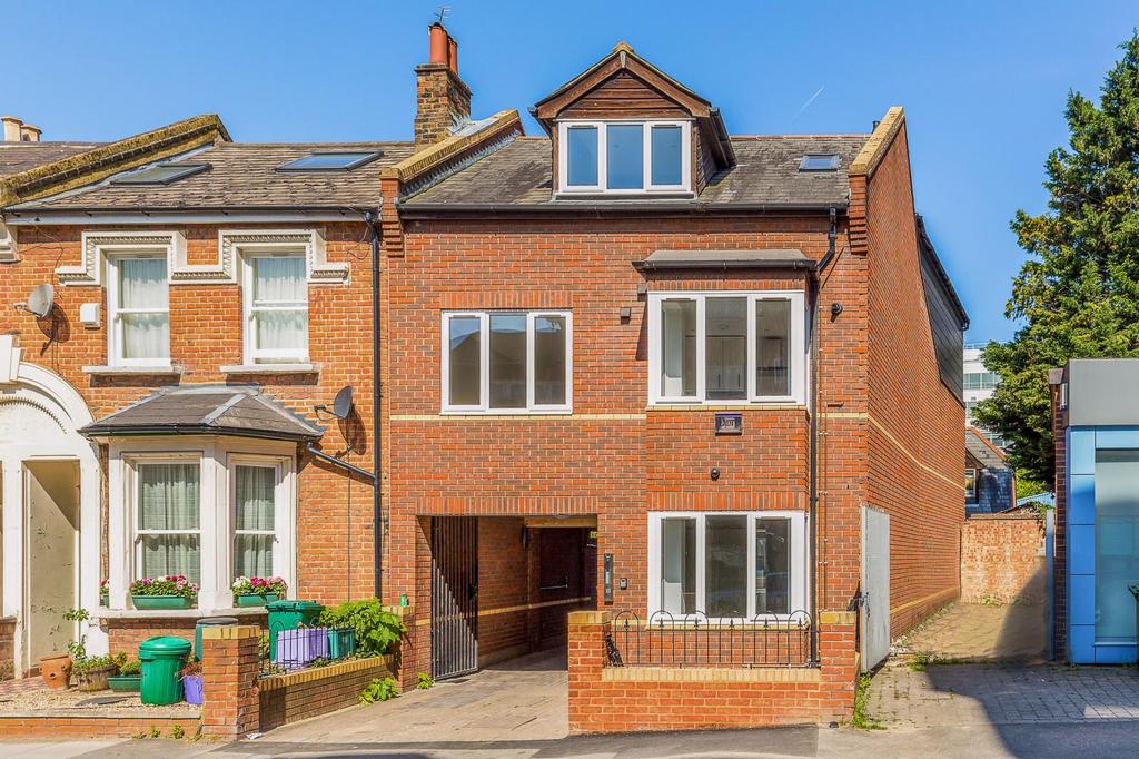 Graham Road, Wimbledon, London, SW19 1 bed flat £1,750 pcm (£404 pw)