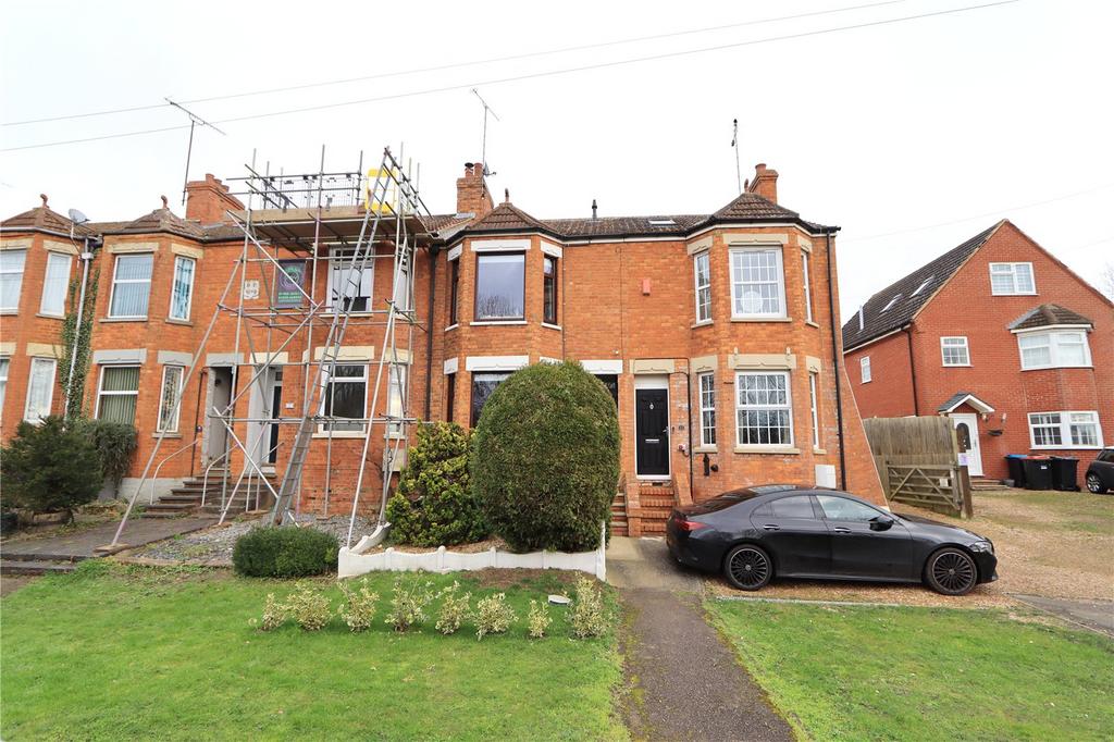 London Road, Newport Pagnell, Buckinghamshire, MK16 3 bed terraced ...