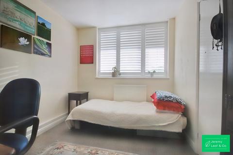 76 Woodside Park Road, London, N12 8RY