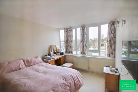 76 Woodside Park Road, London, N12 8RY