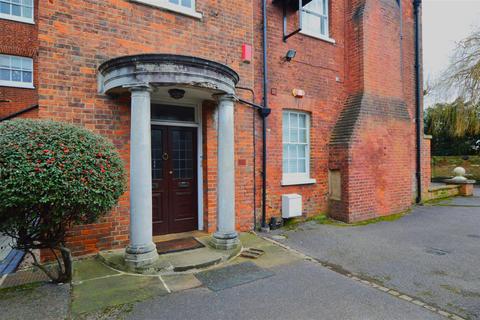 2 bedroom flat for sale - The Lawn, Horton Road, Datchet