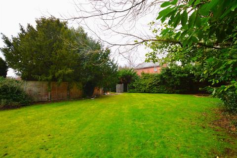 2 bedroom flat for sale - The Lawn, Horton Road, Datchet