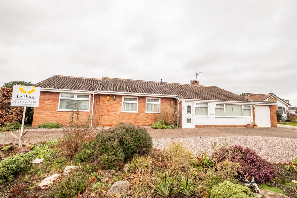 Hall Park Drive, Lytham St. Annes, FY8 2 bed detached bungalow for sale
