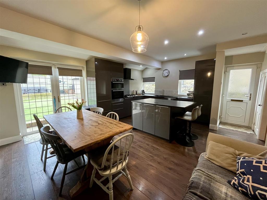 Station Road, Skelmanthorpe, Huddersfield, HD8 9AU 3 bed detached house