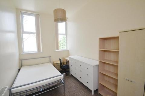 3 bedroom flat to rent, Birchfields Road, Manchester M13