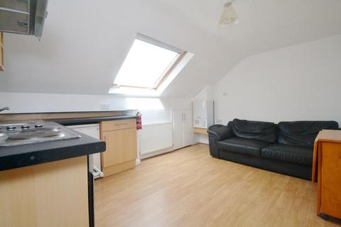 3 bedroom flat to rent, Birchfields Road, Manchester M13