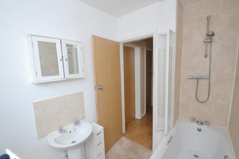 3 bedroom flat to rent, Birchfields Road, Manchester M13