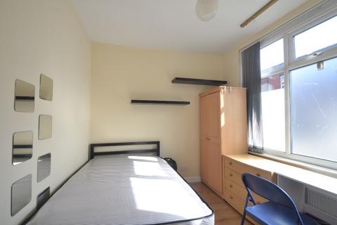 6 bedroom terraced house to rent, Braemar Road, Manchester M14