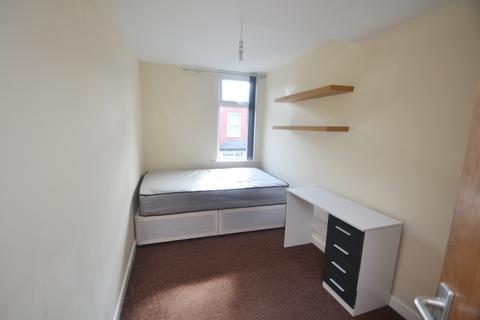 6 bedroom terraced house to rent, Braemar Road, Manchester M14