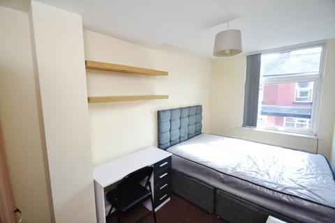 6 bedroom terraced house to rent, Braemar Road, Manchester M14