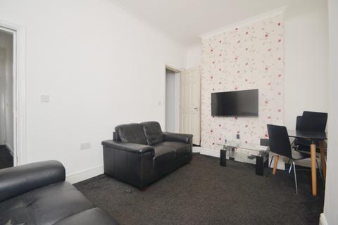 4 bedroom terraced house to rent, Nichols Street, Salford M6