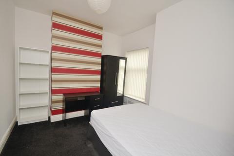 4 bedroom terraced house to rent, Nichols Street, Salford M6