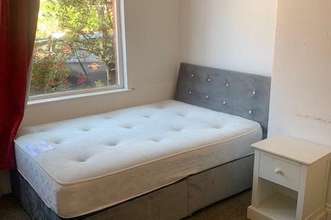 3 bedroom terraced house to rent, Redruth Street, Manchester M14