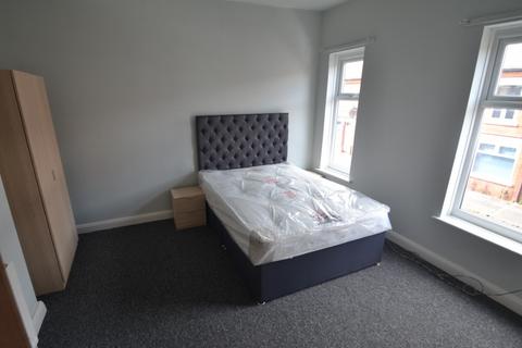 3 bedroom terraced house to rent, Romney Street, Salford M6