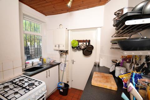 3 bedroom terraced house to rent, Stanley Avenue, Manchester M14