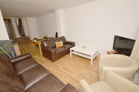 8 bedroom terraced house to rent, Talbot Road, Manchester M14