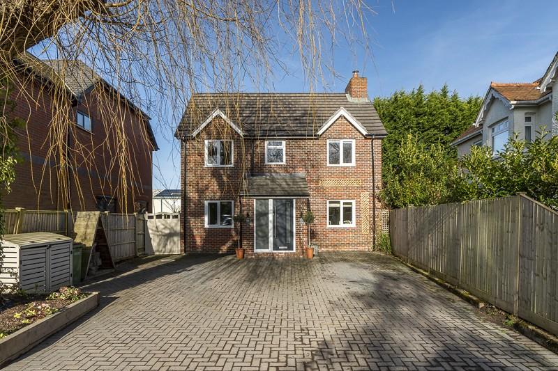 Oslands Lane, Swanwick, Southampton, Hampshire. SO31 7EG 4 bed detached