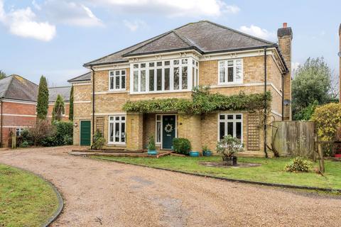 2 West Parkside, Warlingham, CR6 9PT