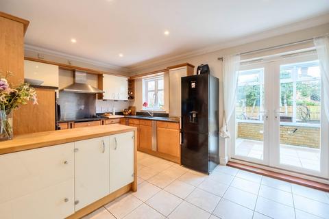 2 West Parkside, Warlingham, CR6 9PT