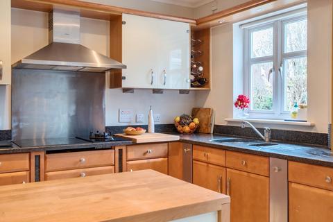 2 West Parkside, Warlingham, CR6 9PT
