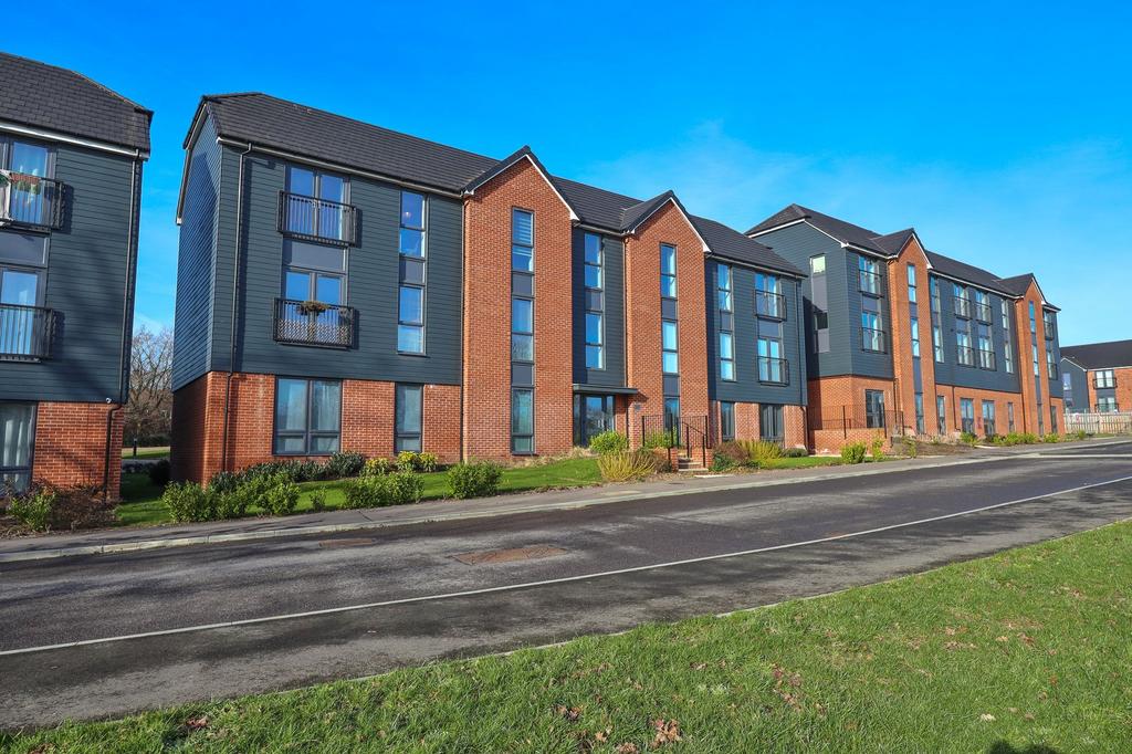 Icarus Avenue, Burgess Hill, RH15 2 bed flat £270,000