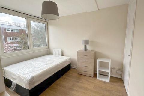 4 bedroom flat to rent, Hurstbourne House, SW15